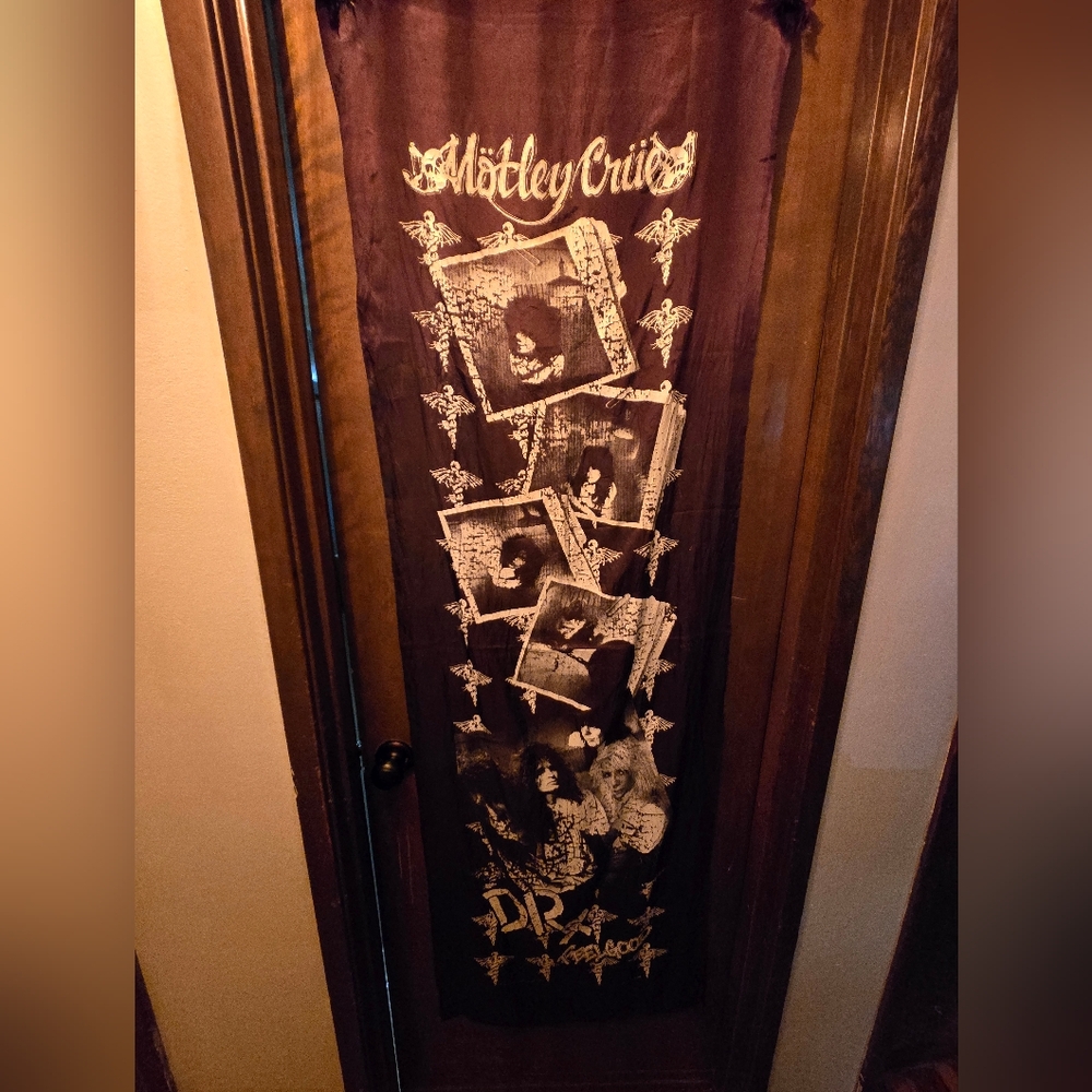 Vintage Style Wall Tapestry in Black and White